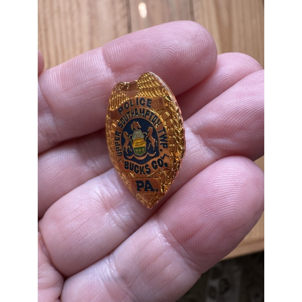 Vintage Upper Southampton Twp. Bucks County PA Police Badge Pin Lapel Gold Tone - Picture 4 of 4